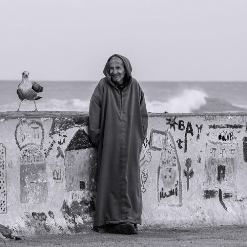 عاملة من التعاونية تبتسم